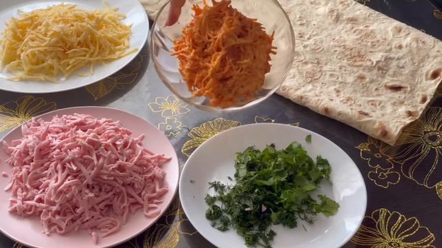 Ролл  из лаваша с колбасой и сыром. Невероятно вкусно. Готовится 15 минут?