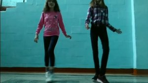 Прикольный танец в школе . Под песню " Симпа"