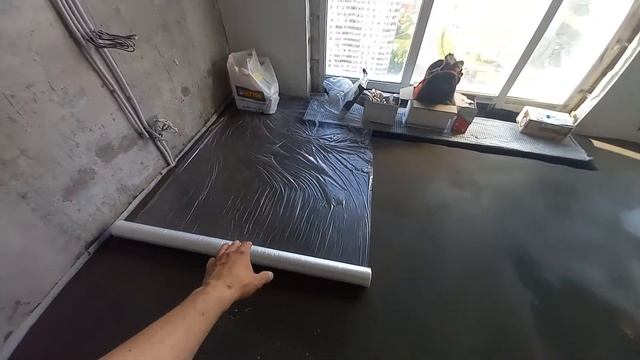 Зачем надо проливать стяжку пола водой и укрывать плёнкой? смотреть онлайн