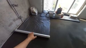 Зачем надо проливать стяжку пола водой и укрывать плёнкой?