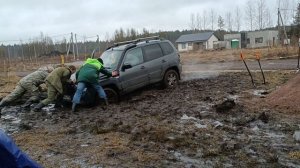 Засели в грязь. Самим не выбраться. Что делать?