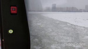 Речной трамвайчик идет, как ледокол, по замерзшей Москве-реке по маршруту ЗиЛ - Печатники.