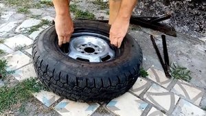 Как забортировать колесо ногами без монтировки