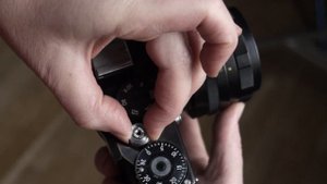 Как вытащить пленку из Зенита TTL. Как заправить пленку. 61 выпуск. Учимся работать с фотопленкой.