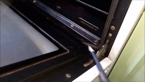 Скрипит дверца у газовой плиты.