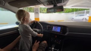 Малышка едет за рулем машины