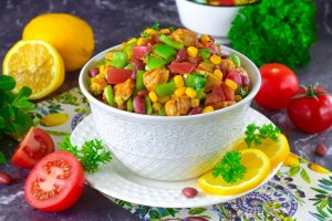 КАК ПРИГОТОВИТЬ САЛАТ С КУРИЦЕЙ ФАСОЛЬЮ И КУКУРУЗОЙ