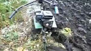 мотоблок М3 пашет