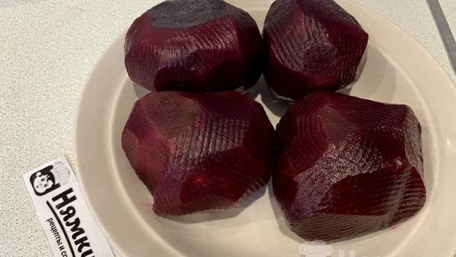 Острая закуска из вареной свеклы с чесноком