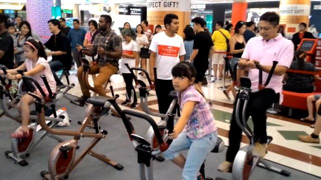 OTO Row Bike Challenge @ 1 Utama Shopping Centre смотреть онлайн