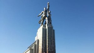 Памятник 1937 года Рабочий и колхозница на ВДНХ в Москве