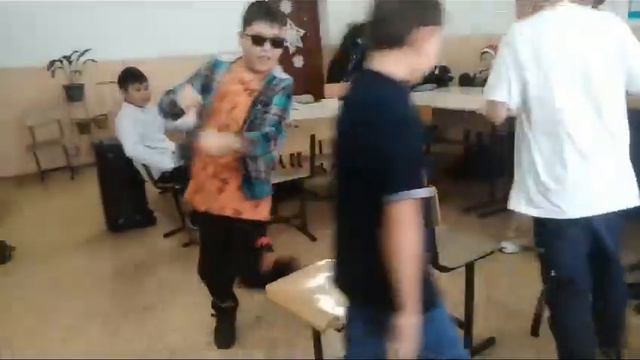 самое длинное слова на казахском языке "қанағаттандырылмағанды қтарыңыздан»