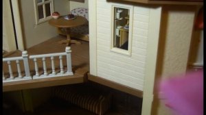 хомячок играет в домике Sylvanian Families