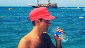 Шок, парень ходит по воде