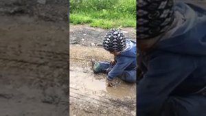 Мальчик упал лицом в грязь
