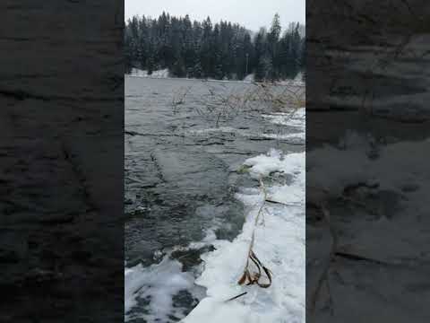 вода на озере Ужин звенит льдинками