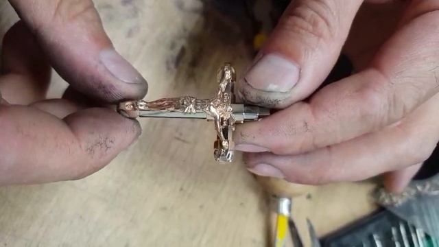 Крест и цепь с черным агатом смотреть онлайн