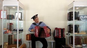 Раскинулось море широко