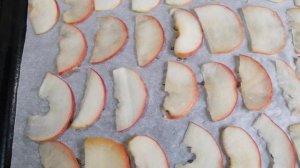 Розы из слоеного теста с яблоками