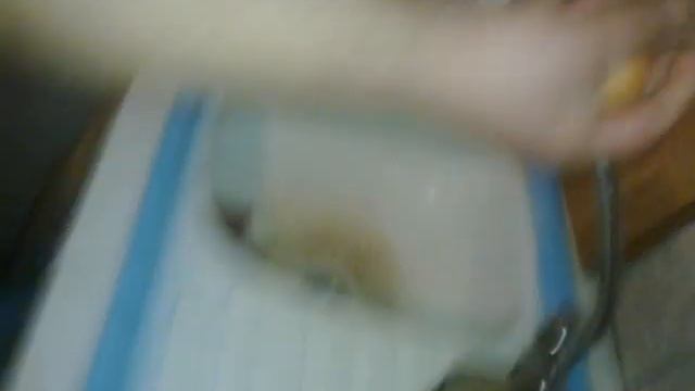 Раздавил яйцо рукой смотреть онлайн