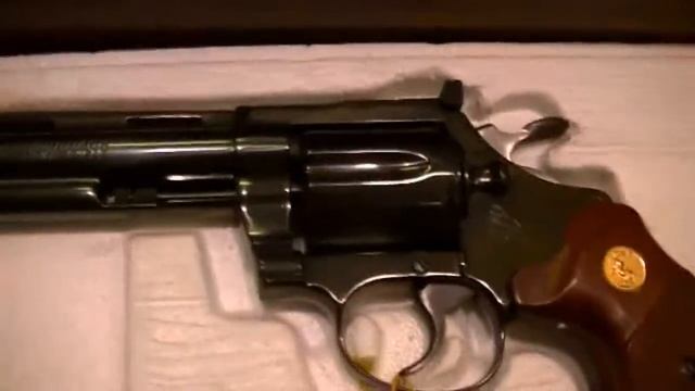 Colt Diamondback Revolver .22LR Caliber, Blued, Six-Inch Barrel, Walnut Stocks - New in Box смотреть онлайн