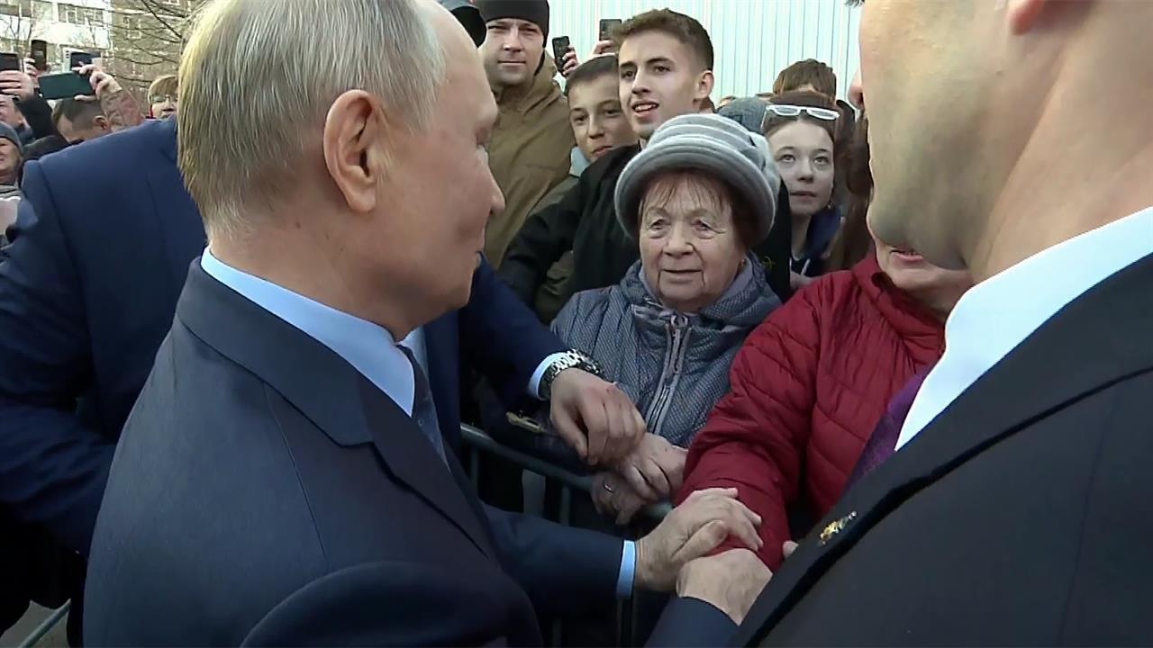 Владимир Путин в Ставропольском крае встретился с жителями поселка Солнечнодольск