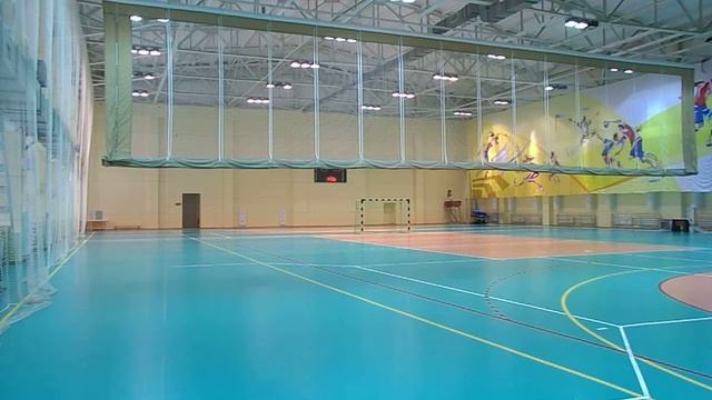 Опускание системы деления волейбольного зала УТЦ г.Новогорск смотреть онлайн