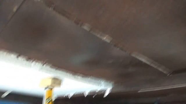 Утепление железного гаража. Используем воду для лучшей адгезии.