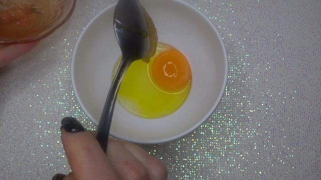 КАК ОМОЛОДИТЬ РУКИ ДОМАШНЕЙ МАСКОЙ.СУХИЕ И МОРЩИНИСТЫЕ РУКИ. смотреть онлайн