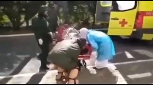 Забирают ребёнка, кладут в носилку-бокс и уыозят на газели. Ребёнок плачет и не понимает, за что?