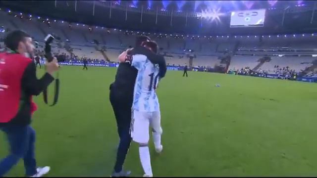 Lionel Messi Hug the coach Lionel Scaloni After win the final