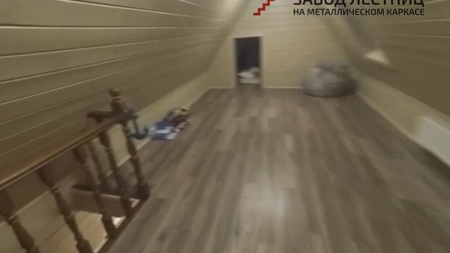 Лестница в доме с настенным поручнем смотреть онлайн