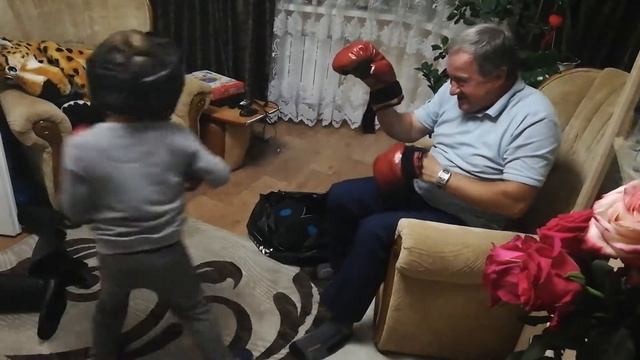 РАЗМИНКА в стиле MMA. Ванька бъёт. Прикол смотреть онлайн