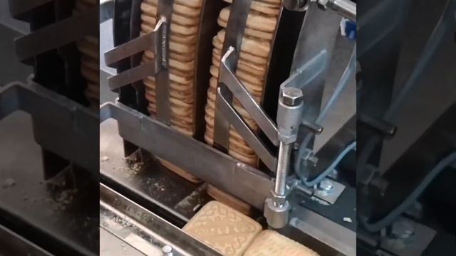 Автоматический укладчик печенья стопками на упаковку