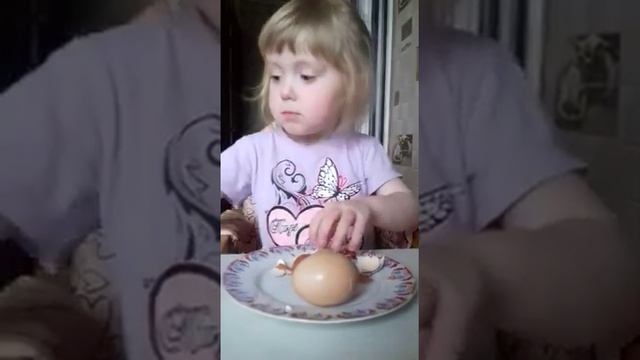 Девочка 3- х лет чистит варёные яйца смотреть онлайн
