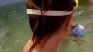 Настя купается в большом бассейне.Пытаемся научиться плавать.02.11.2016