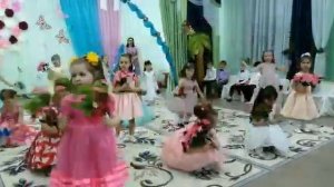 Танец с цветами "Мама"