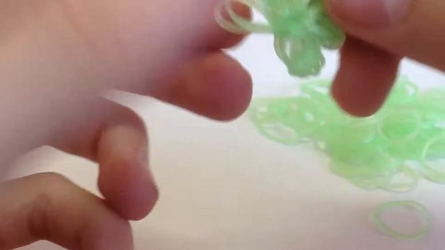 Клевер из резинок на рогатке и крючке смотреть онлайн