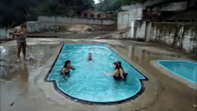 Девушки в черных платьях