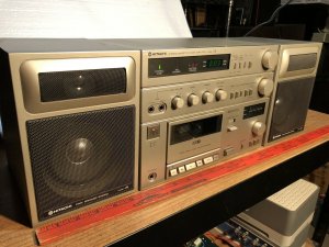 Original Hitachi J5 Stereo Cassette Tuner Amplifier Boombox-АВГУСТ 1981 год.