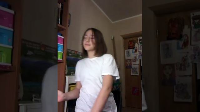 Ежевика ушла и я музыку слушаю:3 (я знаю что не умею танцевать) и без мантажа)) смотреть онлайн