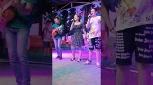 Дети поют под гитару Белая ночь.