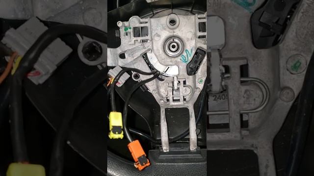 2007-2013 nissan versa air bag / clock spring removal смотреть онлайн
