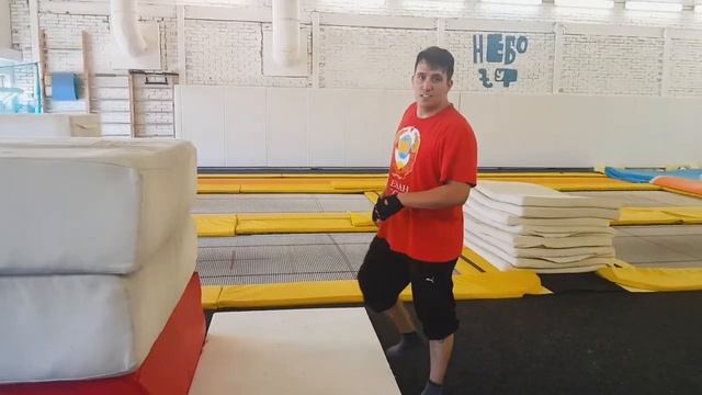 КАК СДЕЛАТЬ САЛЬТО НАЗАД ЗА 1 ТРЕНИРОВКУ / УЧИМСЯ ДЕЛАТЬ САЛЬТО БЫСТРО смотреть онлайн