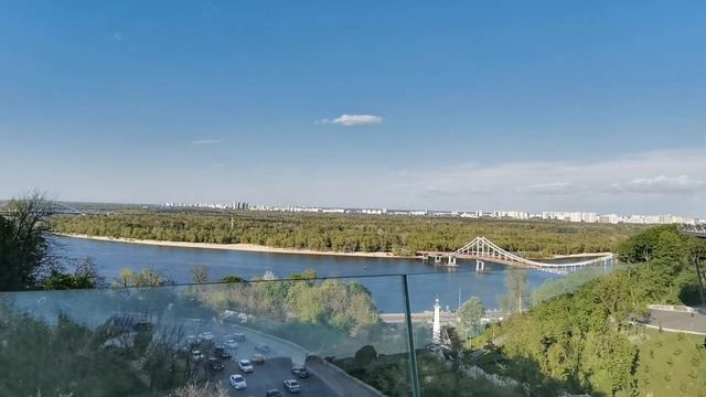 Киев. Май 2021 г. Вид на Днепр и Труханов остров с моста.