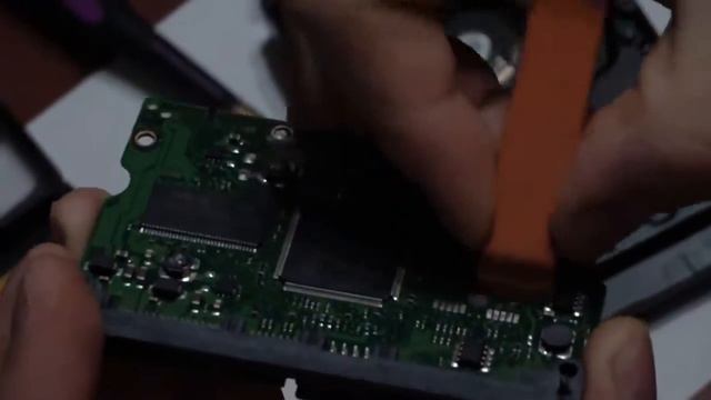 Чистка контактов платы HDD. смотреть онлайн