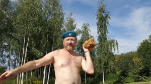 Старики-десантники каждую свободную минуту посвящают занятиям спортом. Юморные съемки нового фильма
