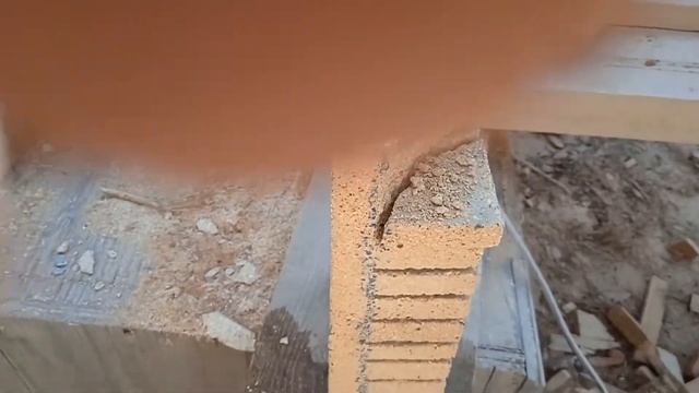 Вырезаю кирпич дугой.