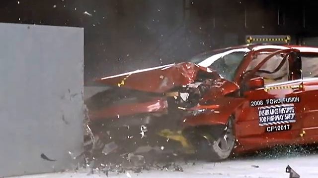 2008 Ford Fusion driver-side small overlap IIHS crash test (first test) смотреть онлайн