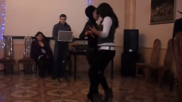 уллетное видео!Мама и дочка танцуют!!!! смотреть онлайн